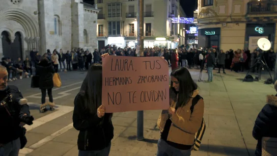Doscientas personas se concentran en silencio por Laura Luelmo Doscientas personas se concentran en silencio por Laura Luelmo
