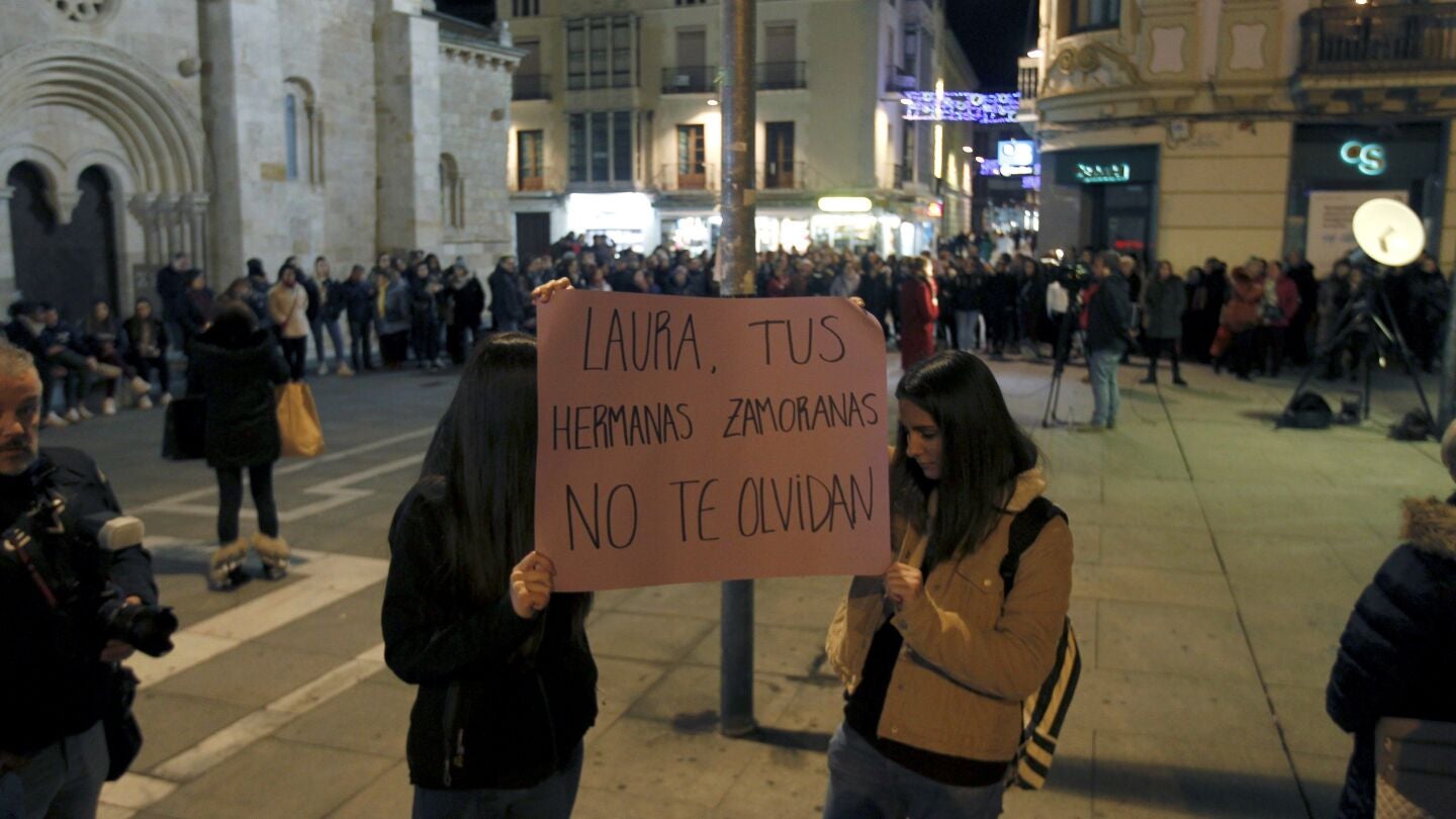 Doscientas personas se concentran en silencio por Laura Luelmo