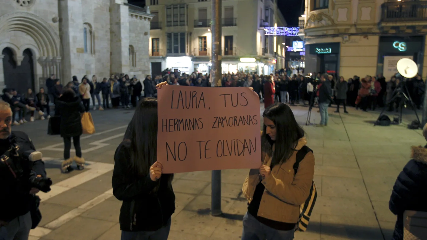Doscientas personas se concentran en silencio por Laura Luelmo Doscientas personas se concentran en silencio por Laura Luelmo