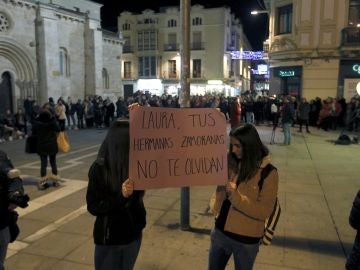 Doscientas personas se concentran en silencio por Laura Luelmo Doscientas personas se concentran en silencio por Laura Luelmo