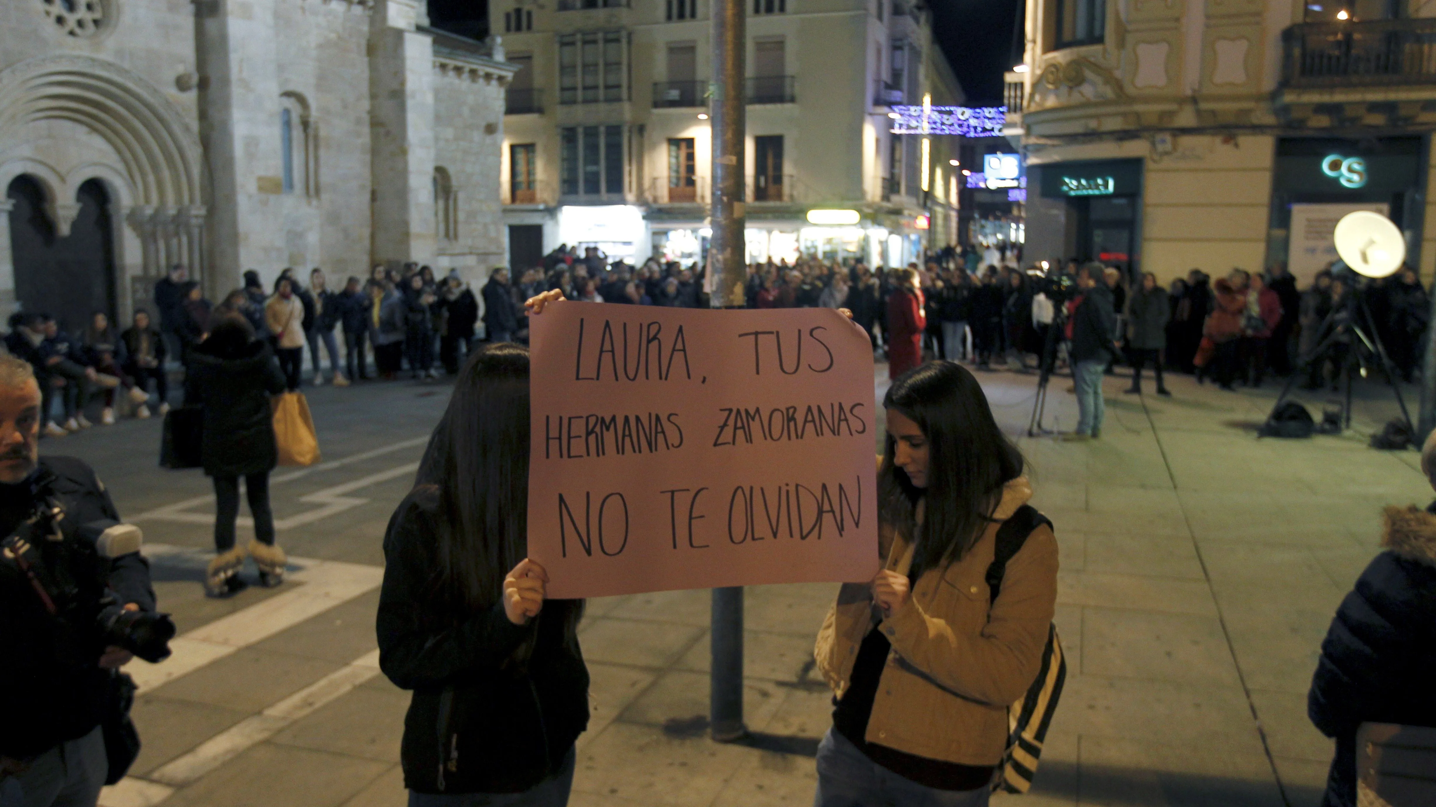 Doscientas personas se concentran en silencio por Laura Luelmo