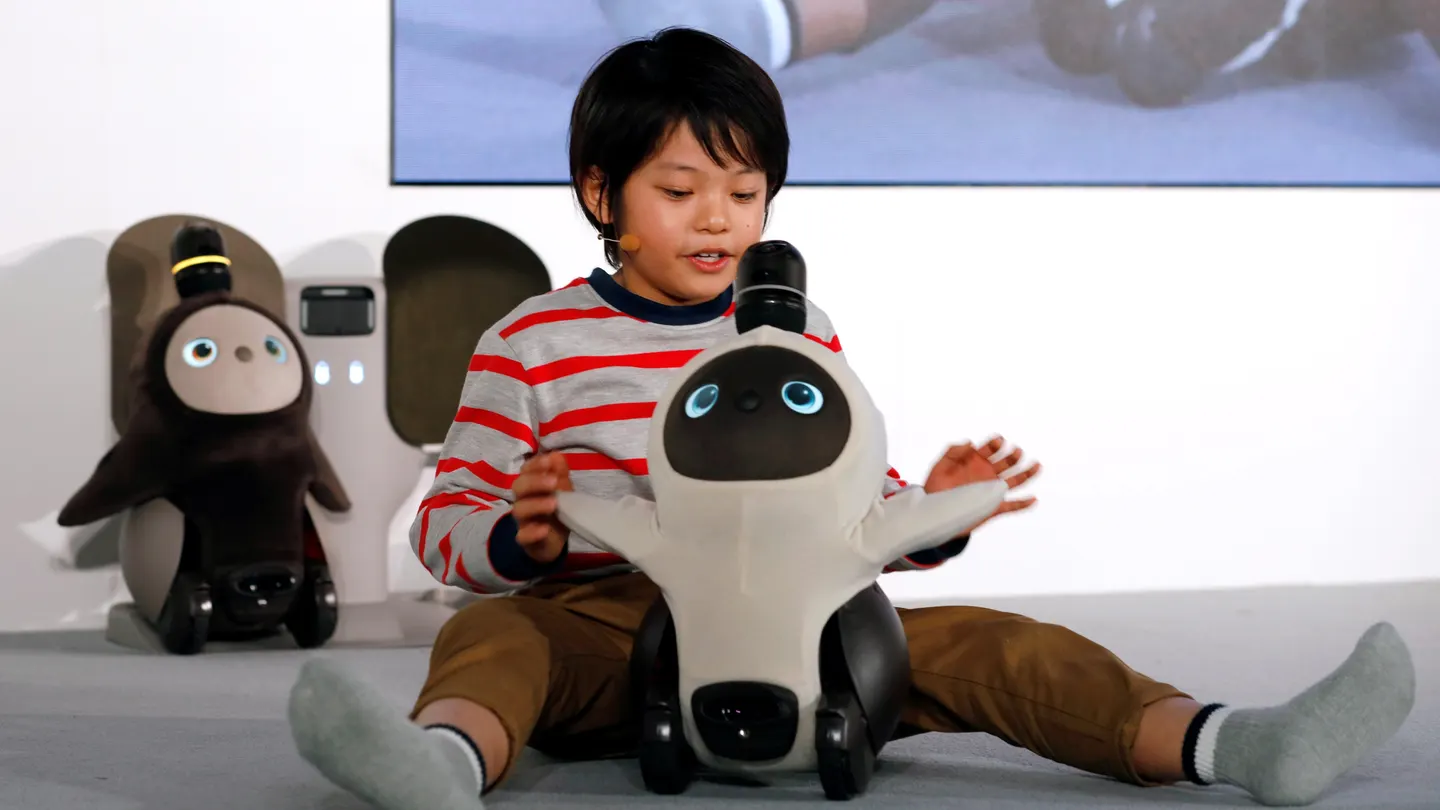 Un niño interactúa con el nuevo robot doméstico 'Lovot', de la compañía Groove X Un niño interactúa con el nuevo robot doméstico 'Lovot', de la compañía Groove X