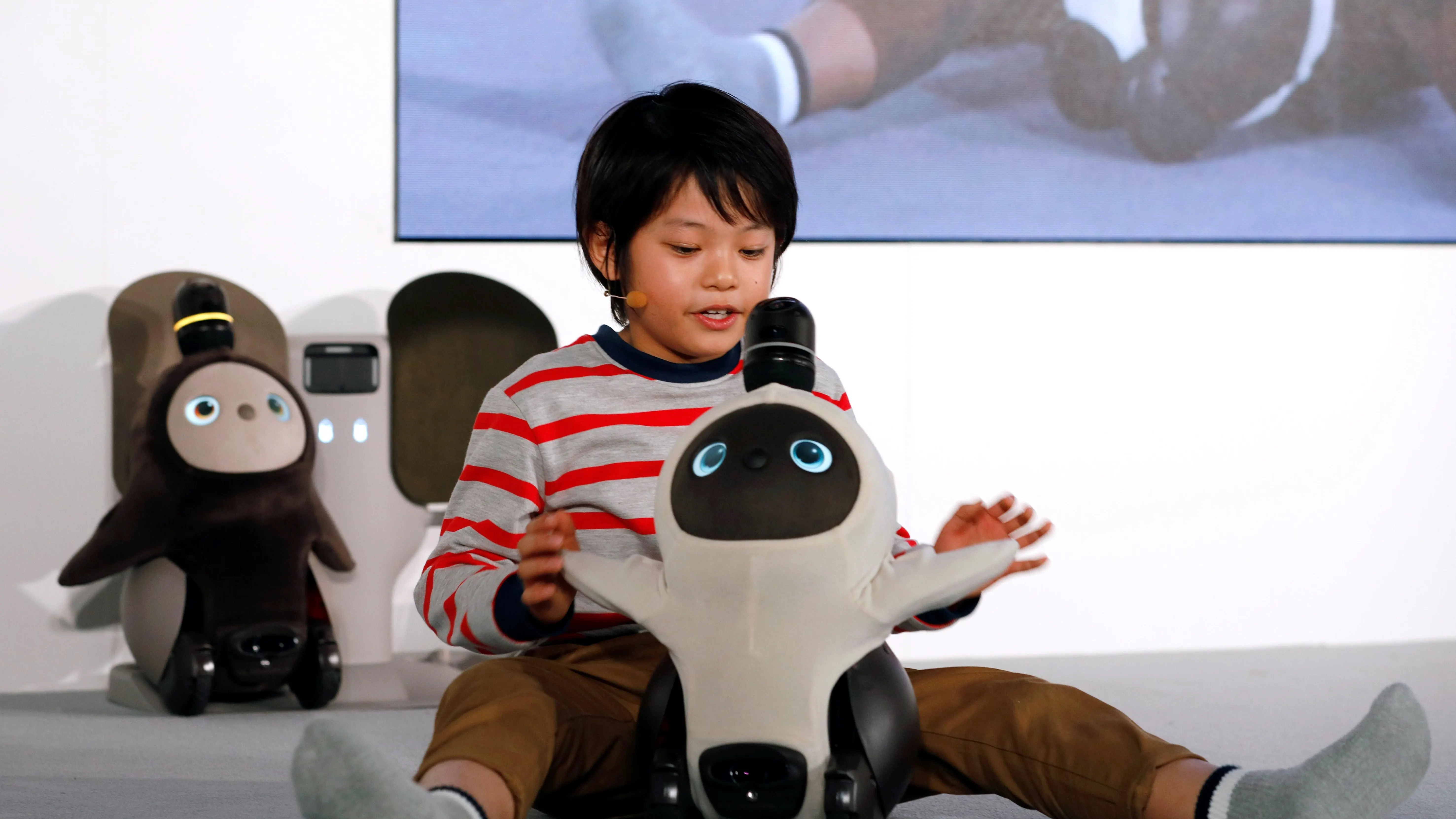 Un niño interactúa con el nuevo robot doméstico 'Lovot', de la compañía Groove X