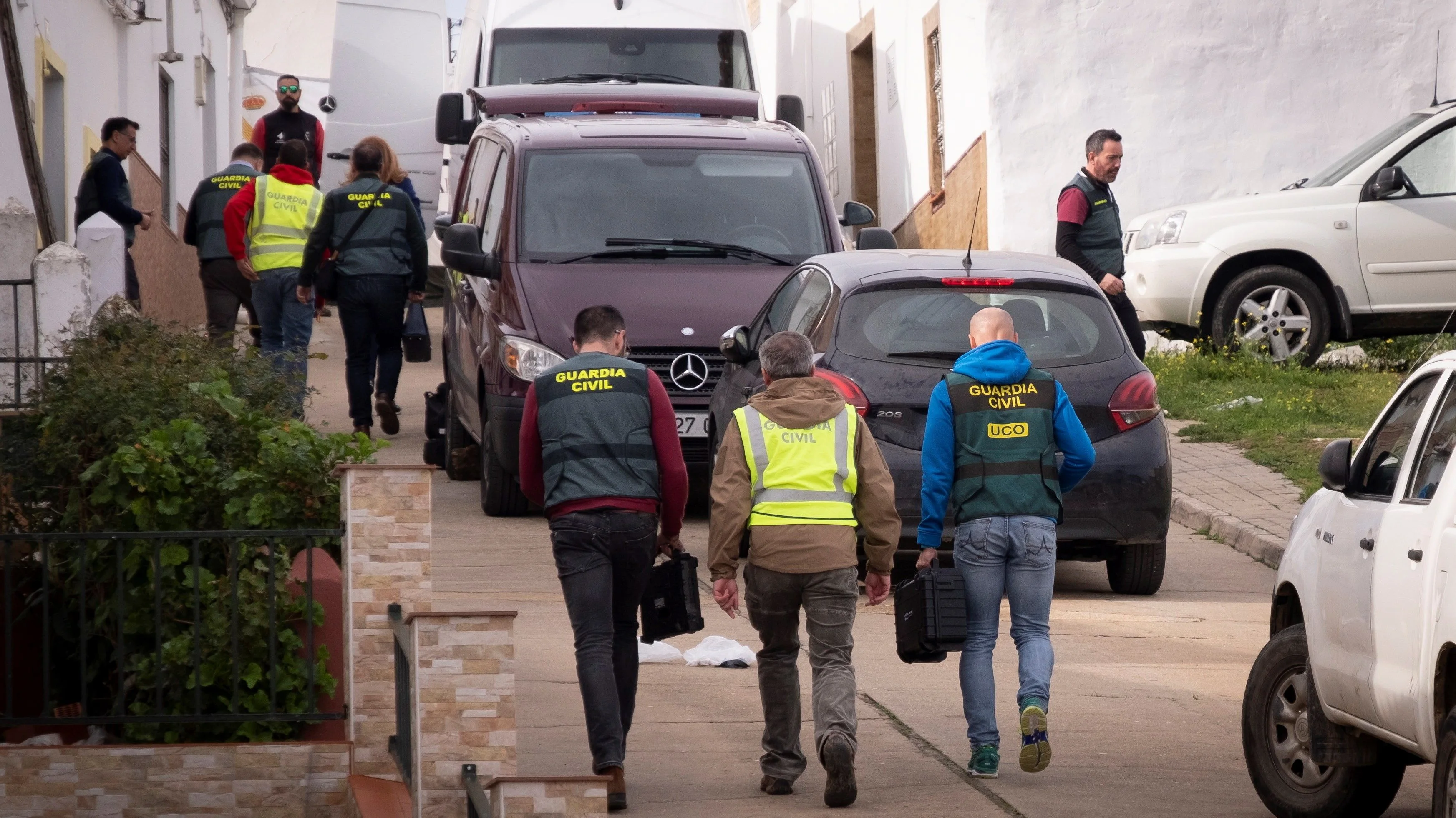 Efectivos de la UCO Guardia Civil se dirigen a una vivienda en El Campillo