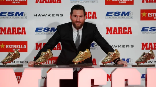Messi posa con sus cinco Botas de Oro Messi posa con sus cinco Botas de Oro