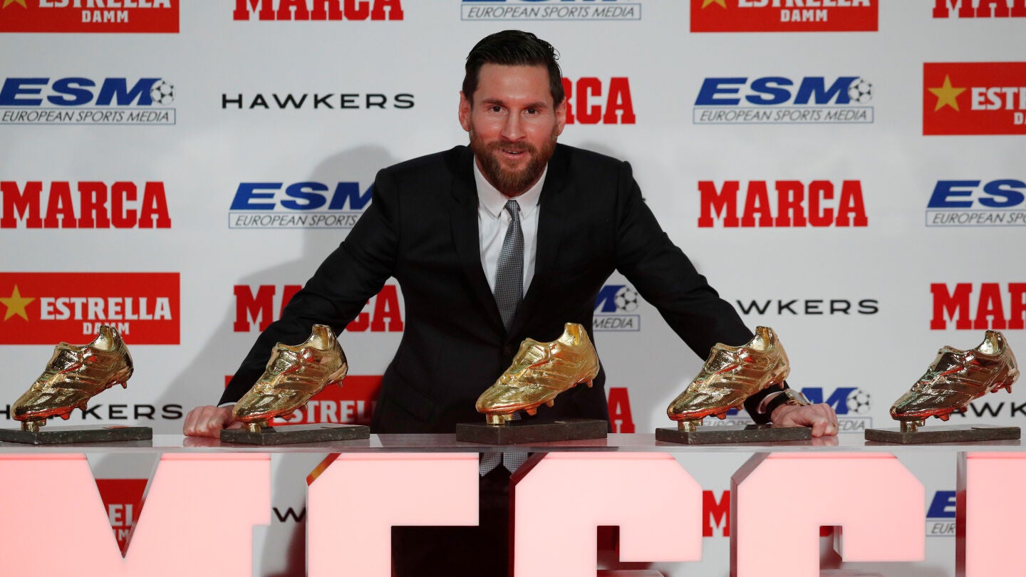 Messi posa con sus cinco Botas de Oro