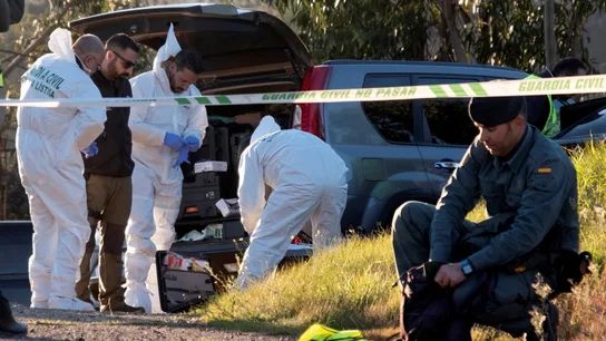 Efectivos de la Guardia Civil inspeccionan el paraje La Mimbrera en el término municipal de El Campillo Efectivos de la Guardia Civil inspeccionan el paraje La Mimbrera en el término municipal de El Campillo