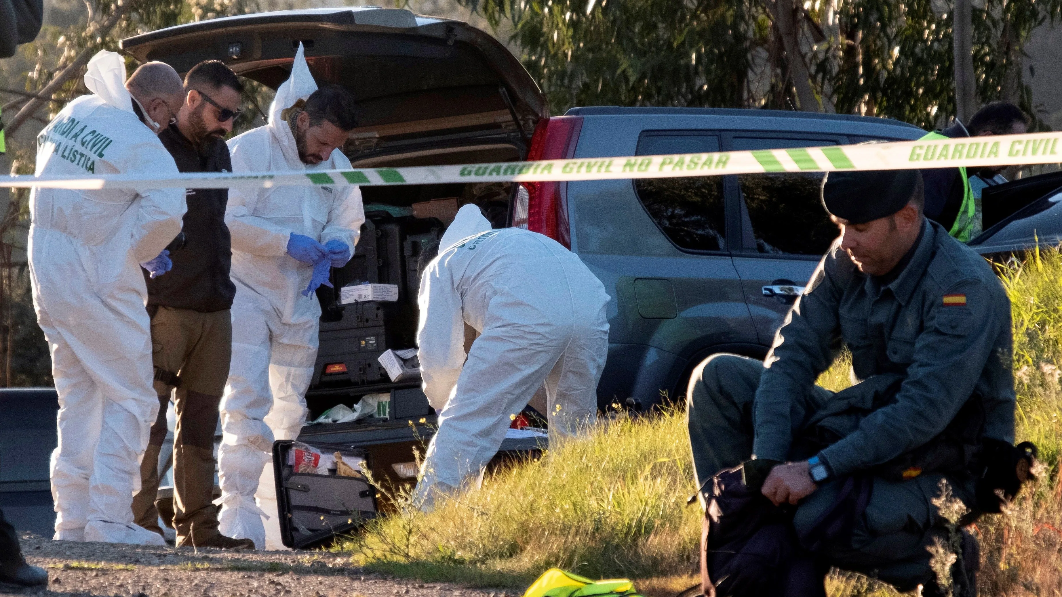  Efectivos de la Guardia Civil inspeccionan el paraje La Mimbrera en el término municipal de El Campillo 