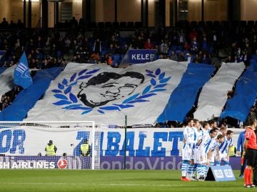 Los aficionados de la Real Sociedad homenajean a Aitor Zabaleta Los aficionados de la Real Sociedad homenajean a Aitor Zabaleta