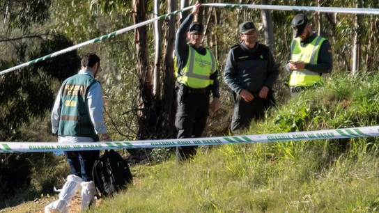 Efectivos de la Guardia Civil inspeccionan el paraje La Mimbrera en el término municipal de El Campillo Efectivos de la Guardia Civil inspeccionan el paraje La Mimbrera en el término municipal de El Campillo