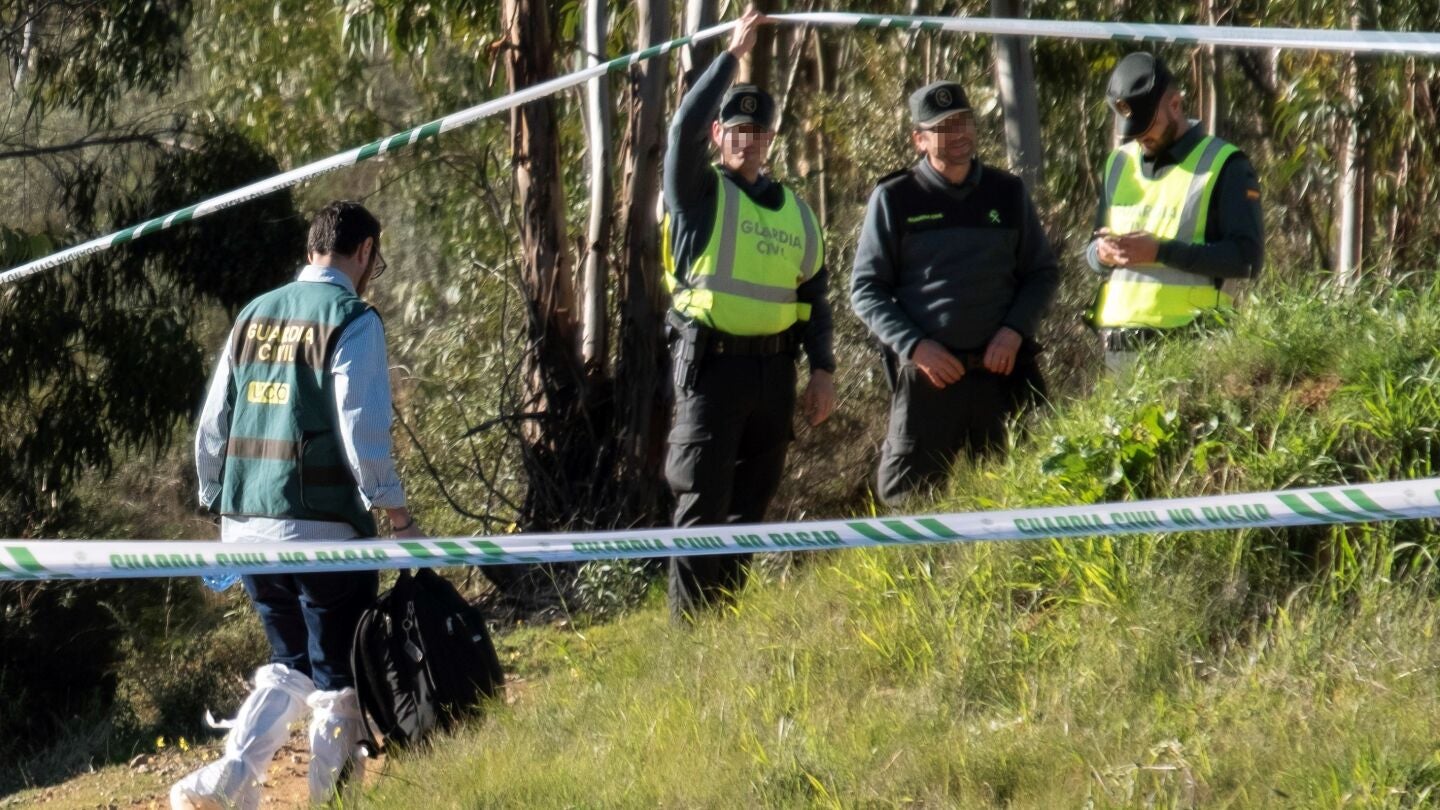 Efectivos de la Guardia Civil inspeccionan el paraje La Mimbrera en el t&eacute;rmino municipal de El Campillo
