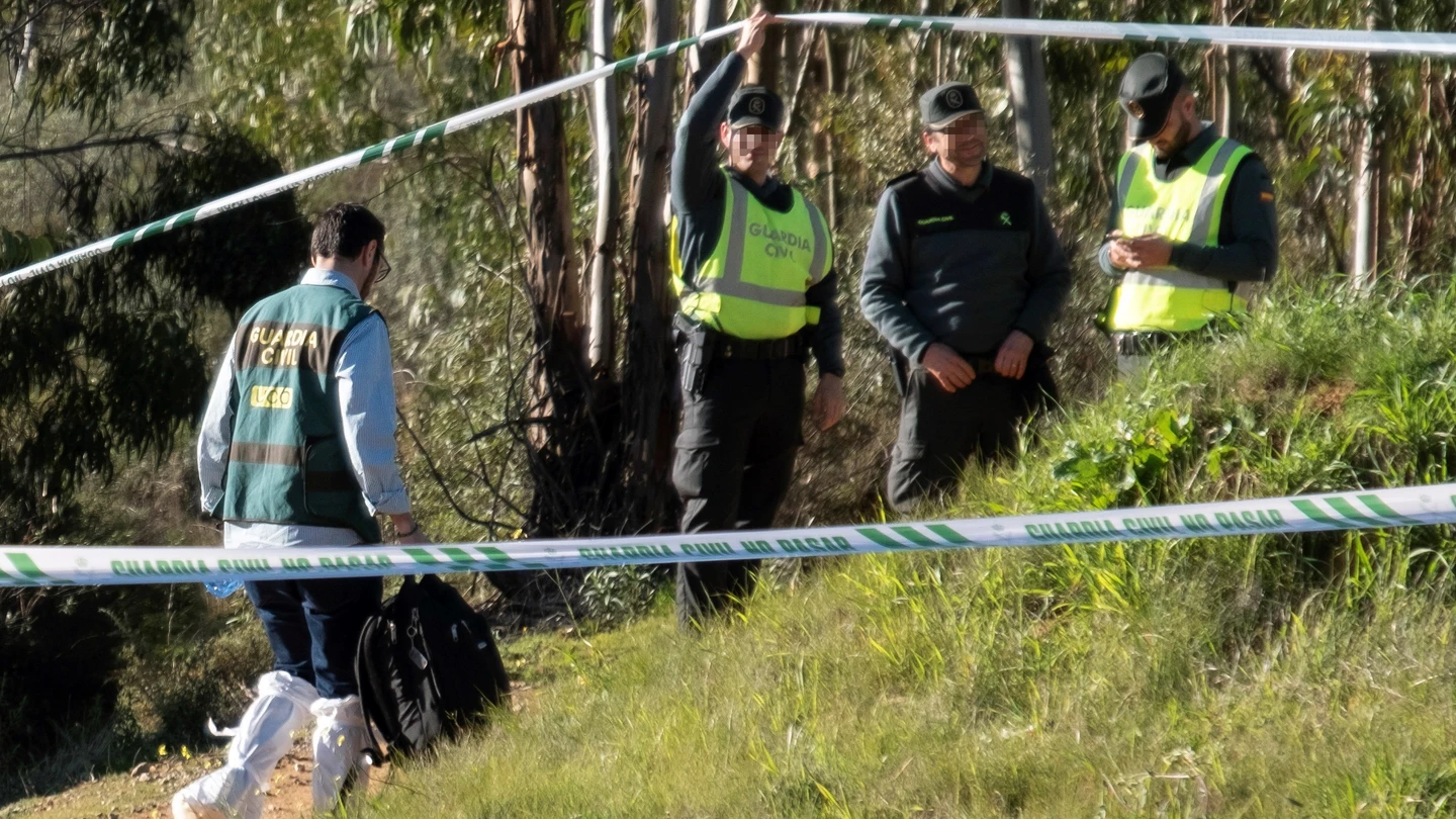 Efectivos de la Guardia Civil inspeccionan el paraje La Mimbrera en el término municipal de El Campillo Efectivos de la Guardia Civil inspeccionan el paraje La Mimbrera en el término municipal de El Campillo