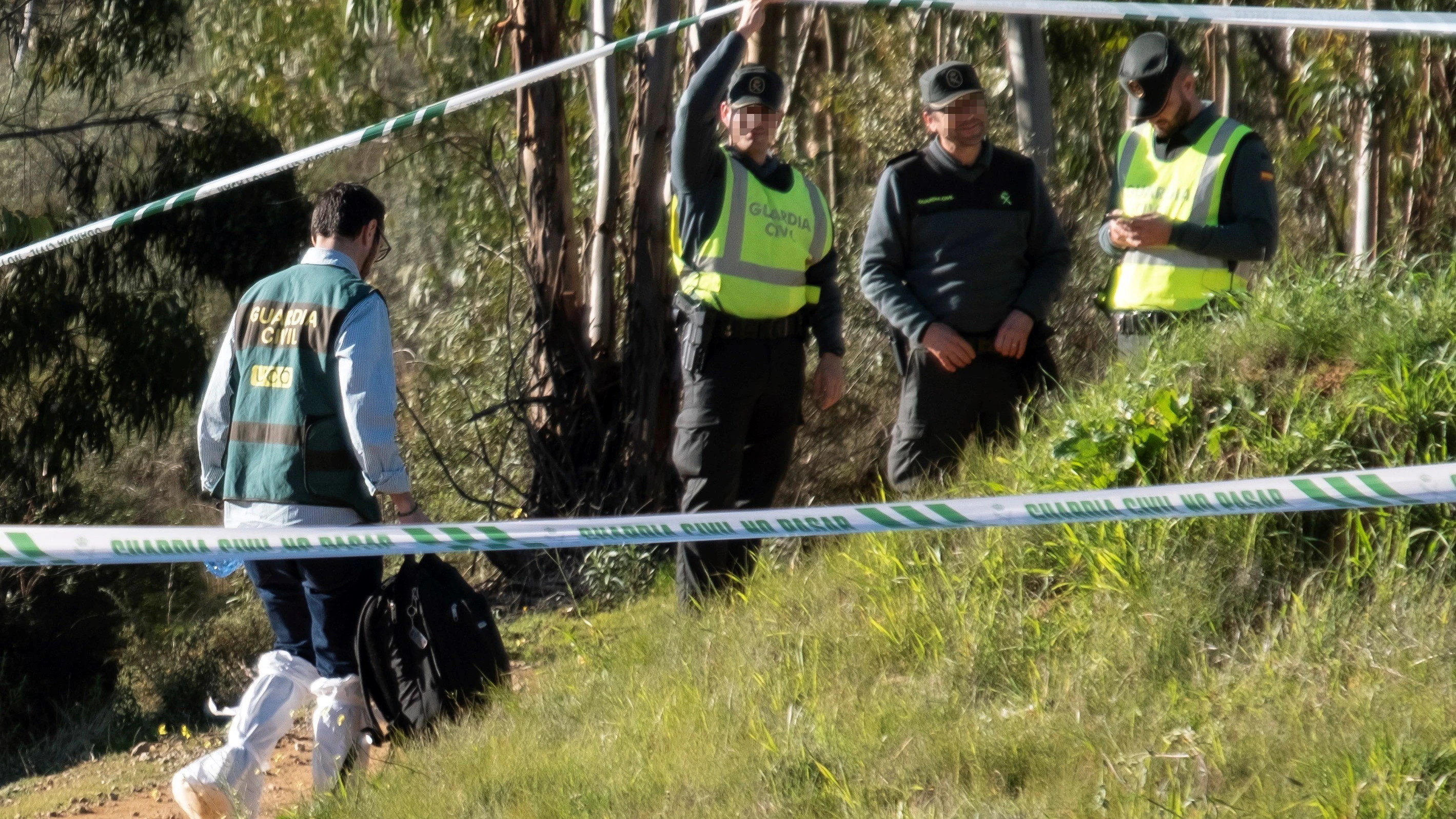 Efectivos de la Guardia Civil inspeccionan el paraje La Mimbrera en el término municipal de El Campillo