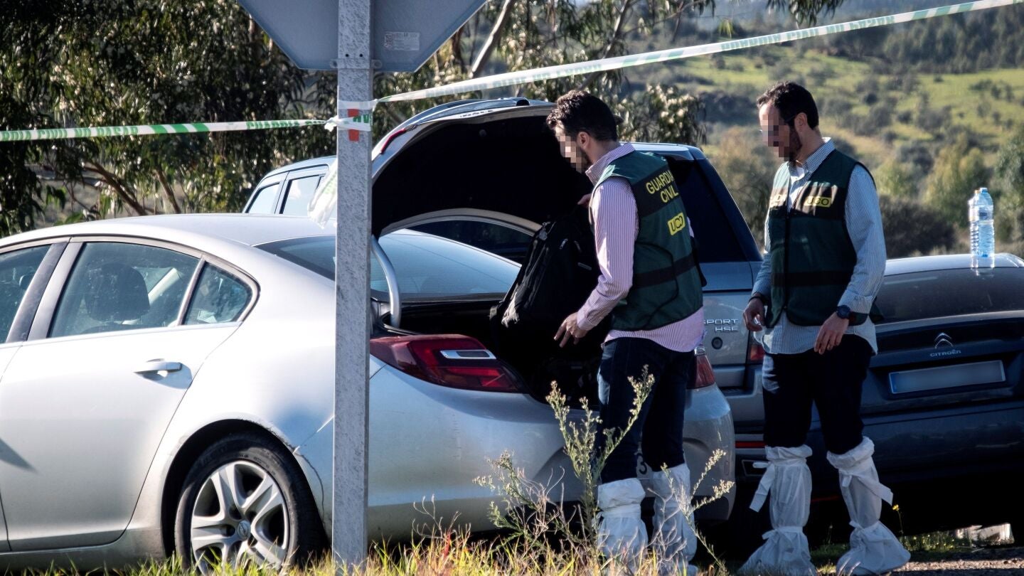 Efectivos de la Guardia Civil inspeccionan el paraje La Mimbrera en el t&eacute;rmino municipal de El Campillo 