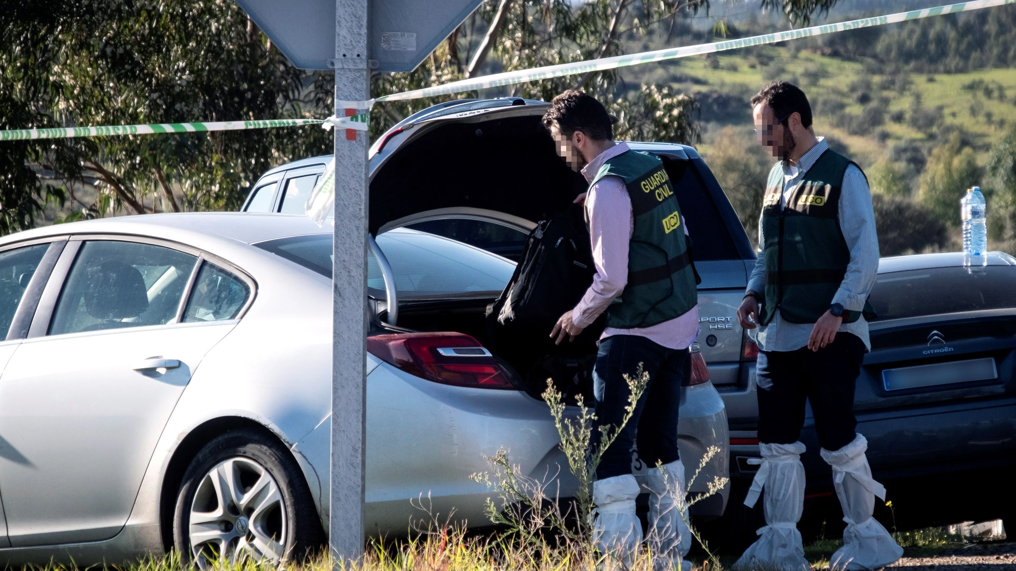 Efectivos de la Guardia Civil inspeccionan el paraje La Mimbrera en el término municipal de El Campillo 