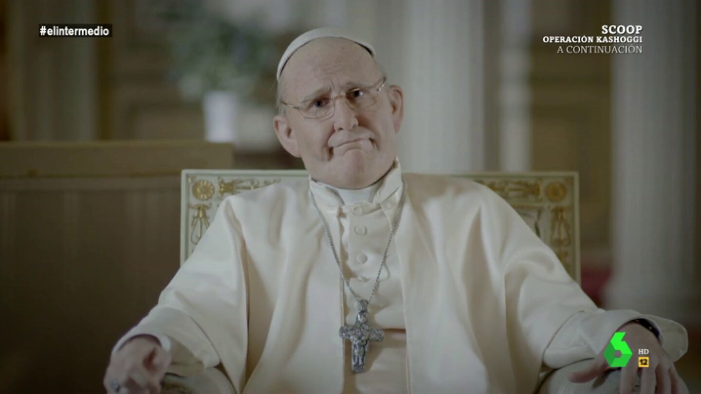 Joaqu&iacute;n Reyes se convierte en Francisco, "el papa m&aacute;s querido de la historia": "Era el enrollado, pero ahora est&aacute;is todo el d&iacute;a critic&aacute;ndome por lo de la pederastia"