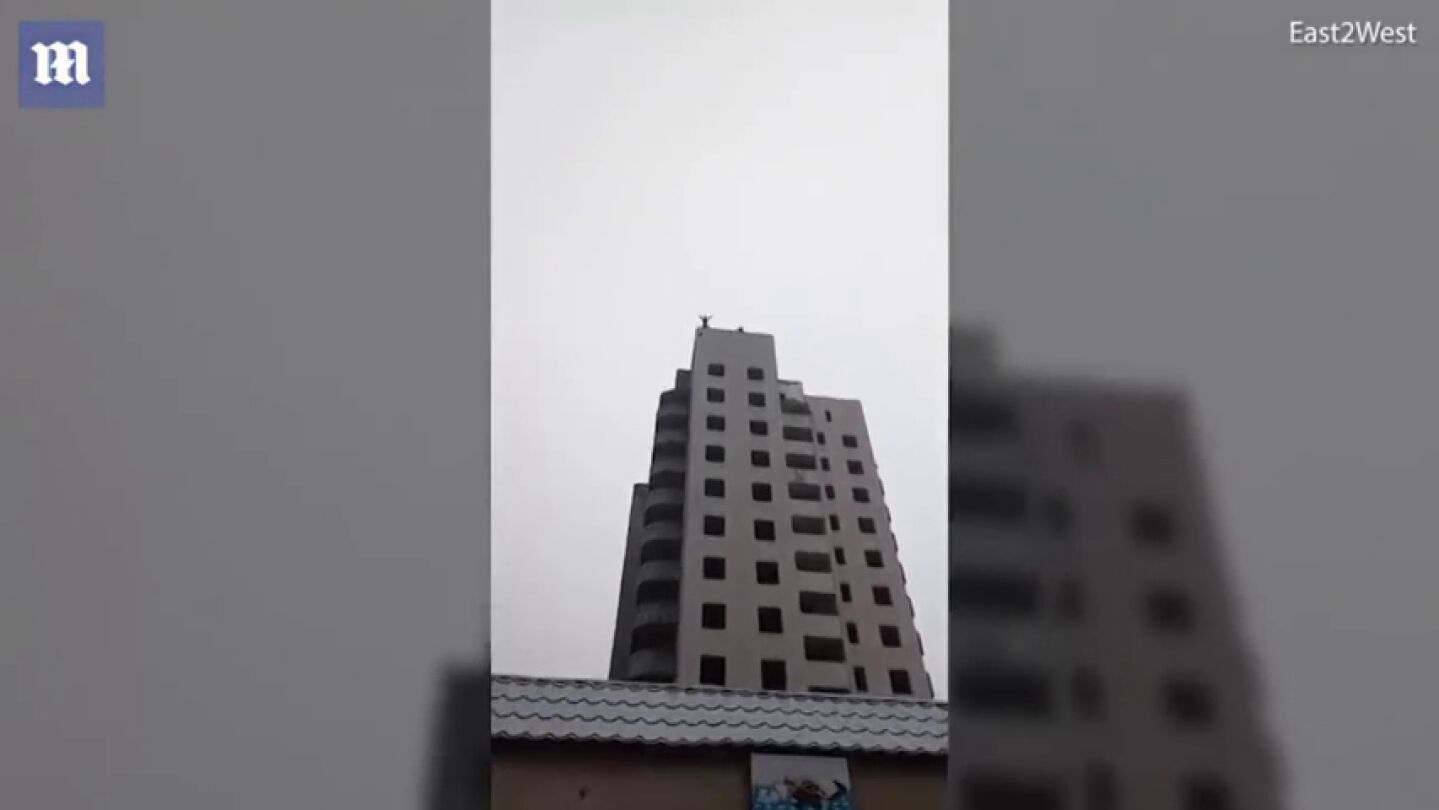 Un adolescente muere al lanzarse con un paracaidas casero desde una torre de 14 pisos en Ucrania