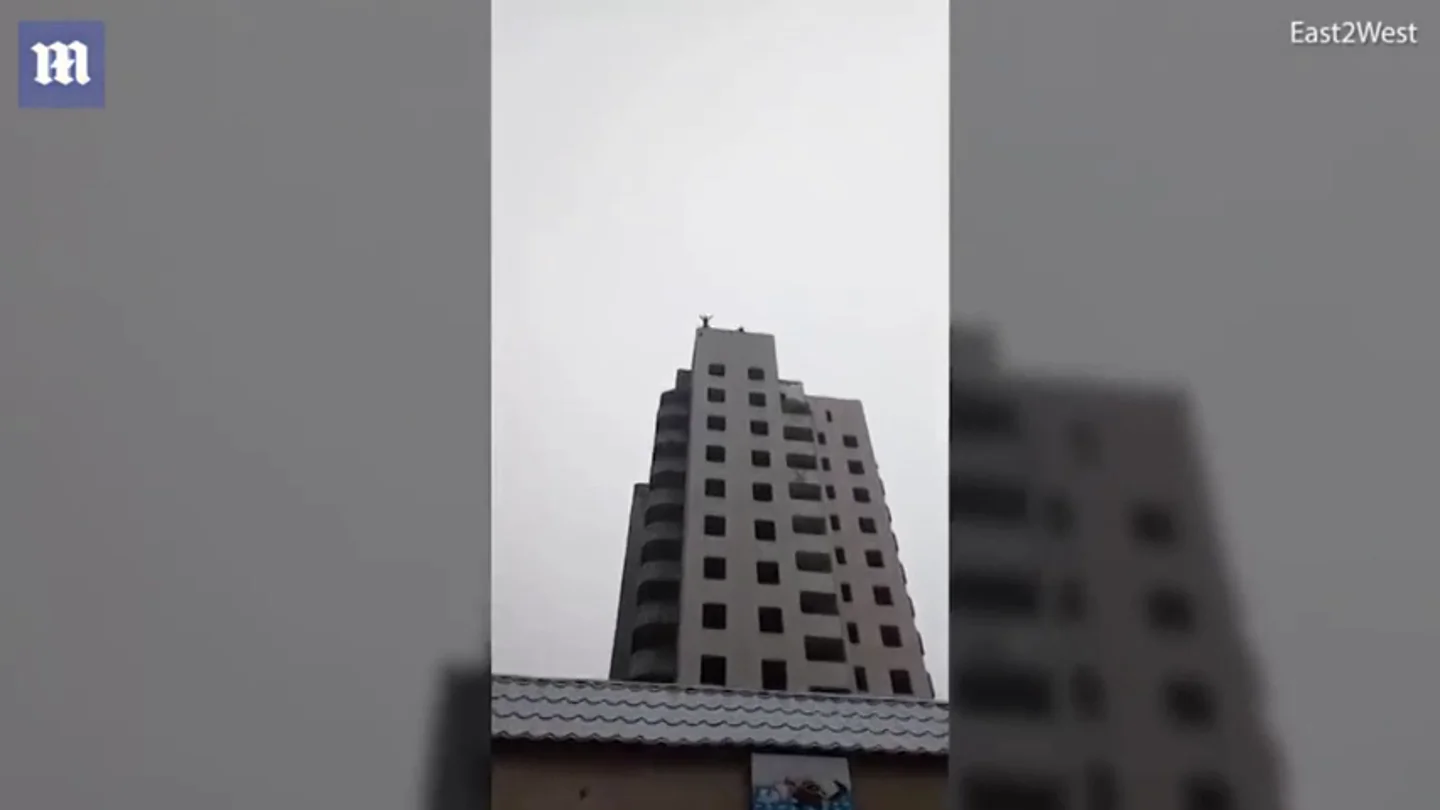 Un adolescente muere al lanzarse con un paracaidas casero desde una torre de 14 pisos en Ucrania Un adolescente muere al lanzarse con un paracaidas casero desde una torre de 14 pisos en Ucrania