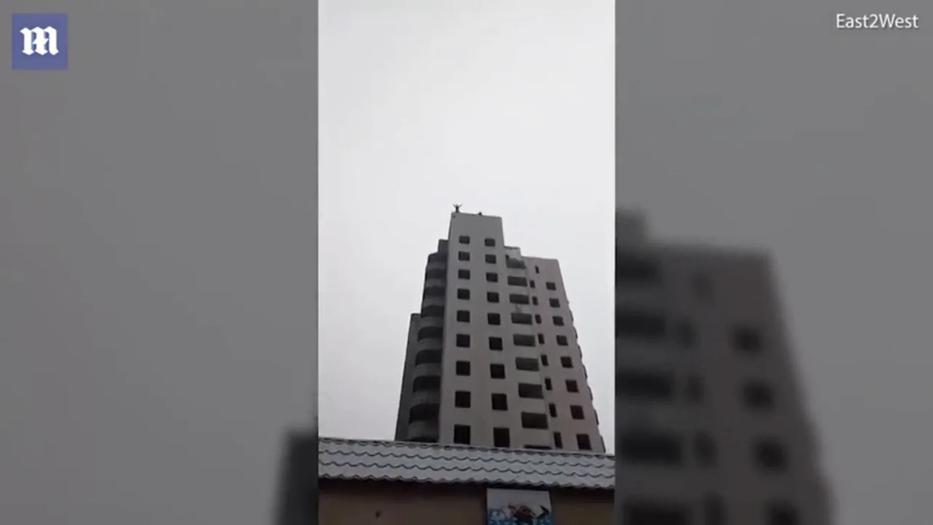 Un adolescente muere al lanzarse con un paracaidas casero desde una torre de 14 pisos en Ucrania