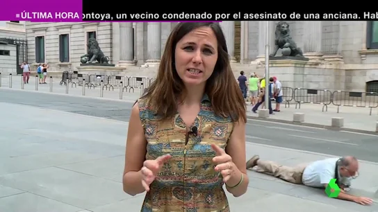 Yonquis de las pantallas a todas horas: esto es lo que pasa por mirar el móvil andando durante una conexión en directo Yonquis de las pantallas a todas horas: esto es lo que pasa por mirar el móvil andando durante una conexión en directo