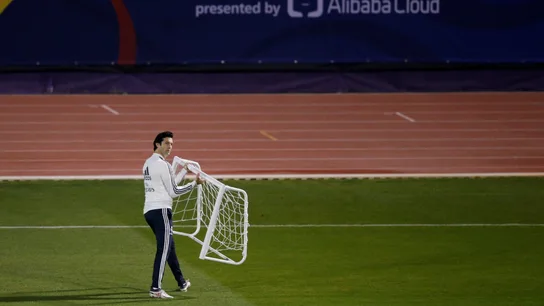 Solari lleva una portería durante un entrenamiento del Real Madrid Solari lleva una portería durante un entrenamiento del Real Madrid