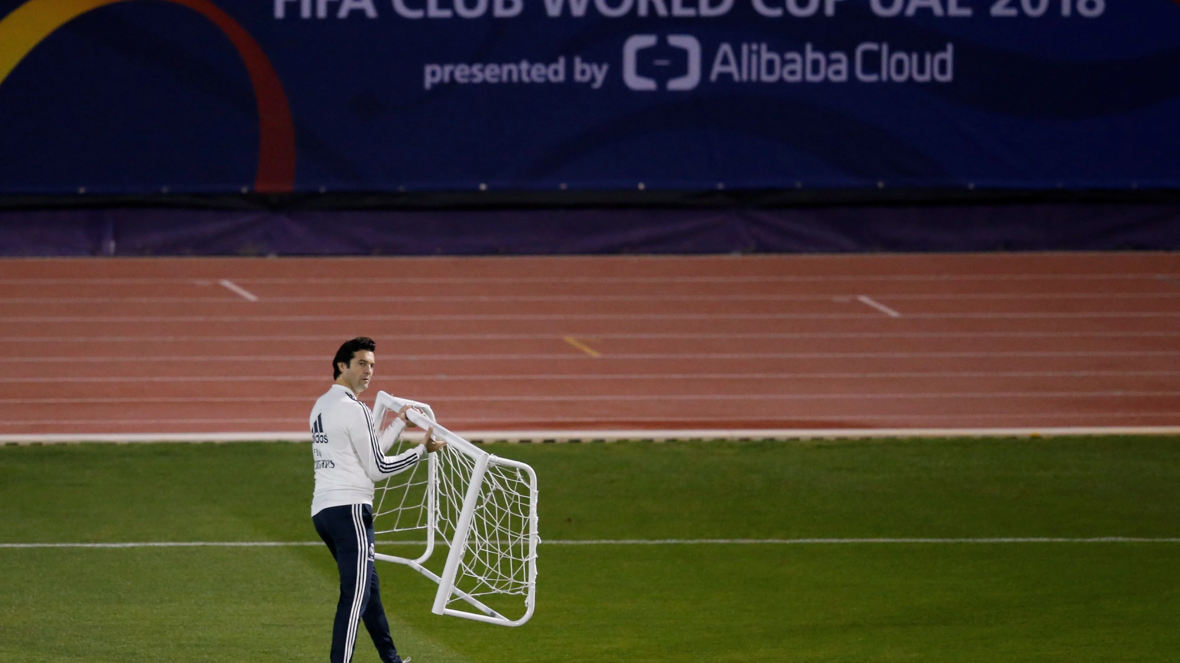 Solari lleva una portería durante un entrenamiento del Real Madrid