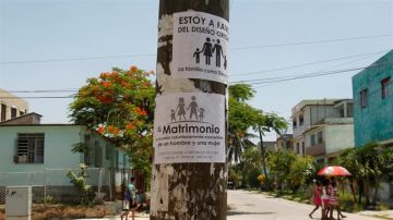 Carteles en contra del matrimonio homosexual en Cuba