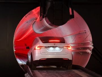 Elon Musk presenta el prototipo de su visionario sistema de transporte