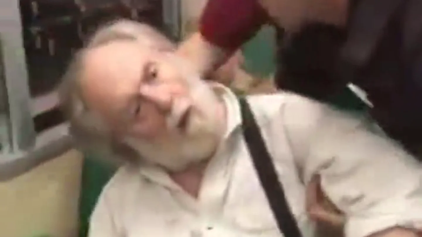 Un hombre finge un infarto cuando le echan de un tren por acosar a una mujer Un hombre finge un infarto cuando le echan de un tren por acosar a una mujer