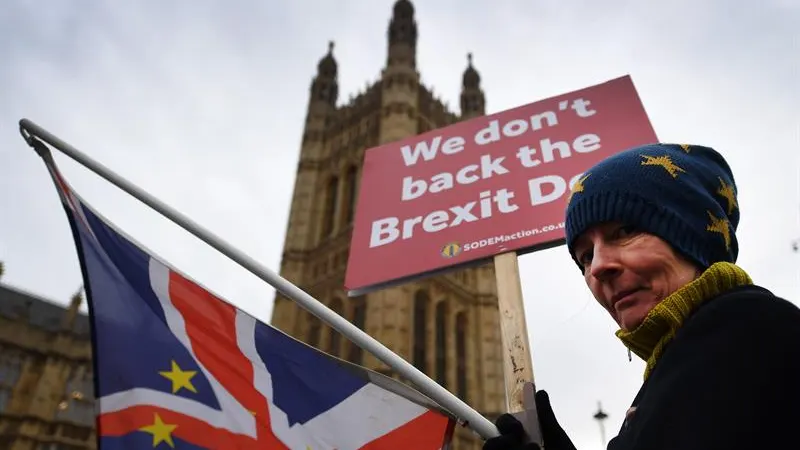 Mujer manifestándose contra el Brexit