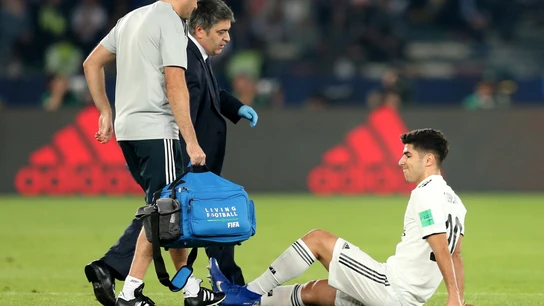 Asensio es atendido por los médicos durante el partido contra el Kashima Asensio es atendido por los médicos durante el partido contra el Kashima