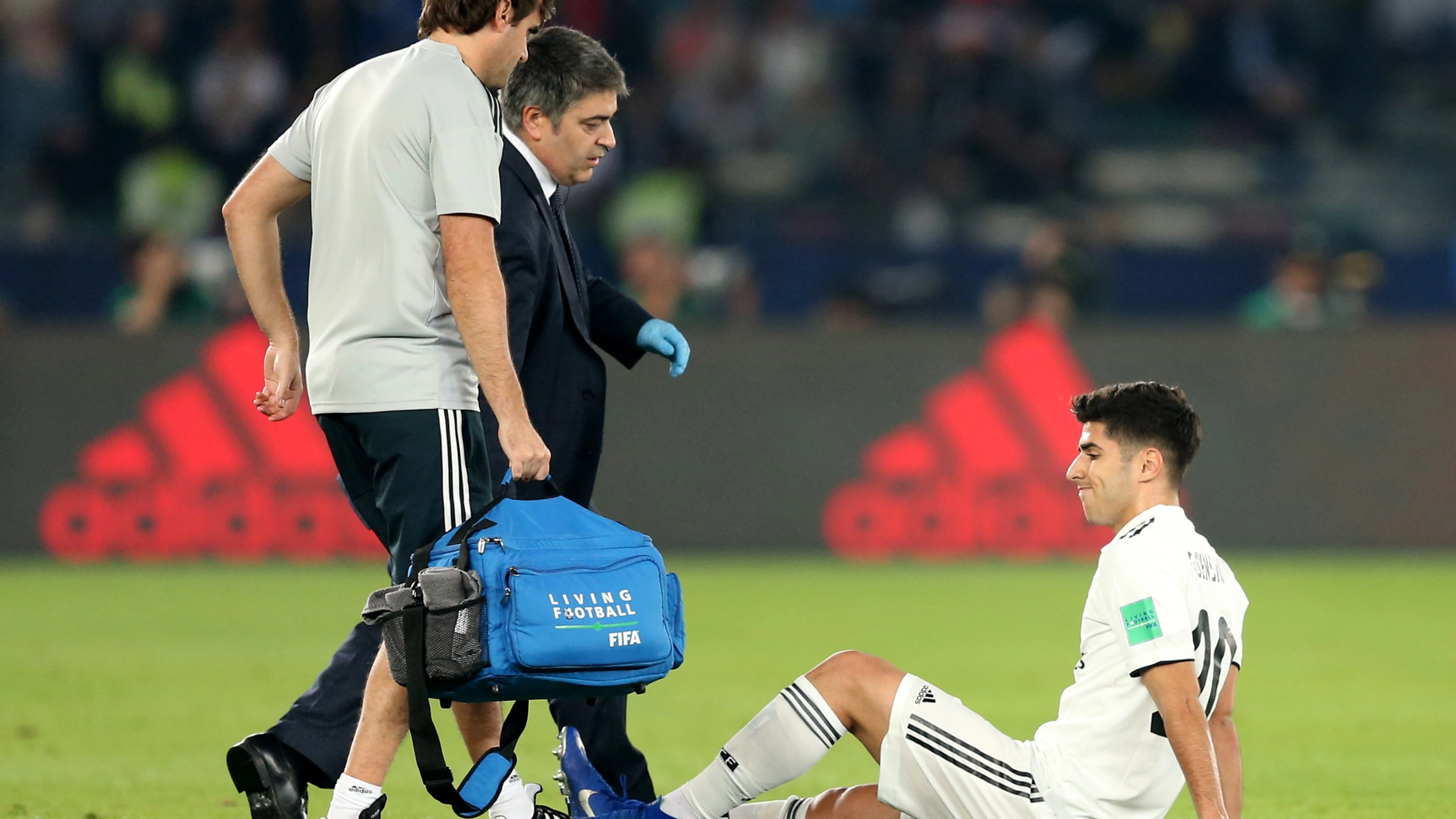 Asensio es atendido por los médicos durante el partido contra el Kashima