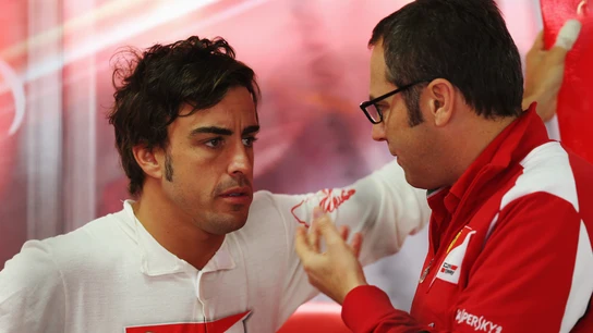 Fernando Alonso y Stefano Domenicali charlan en la época del asturiano en la escudería italiana Fernando Alonso y Stefano Domenicali charlan en la época del asturiano en la escudería italiana