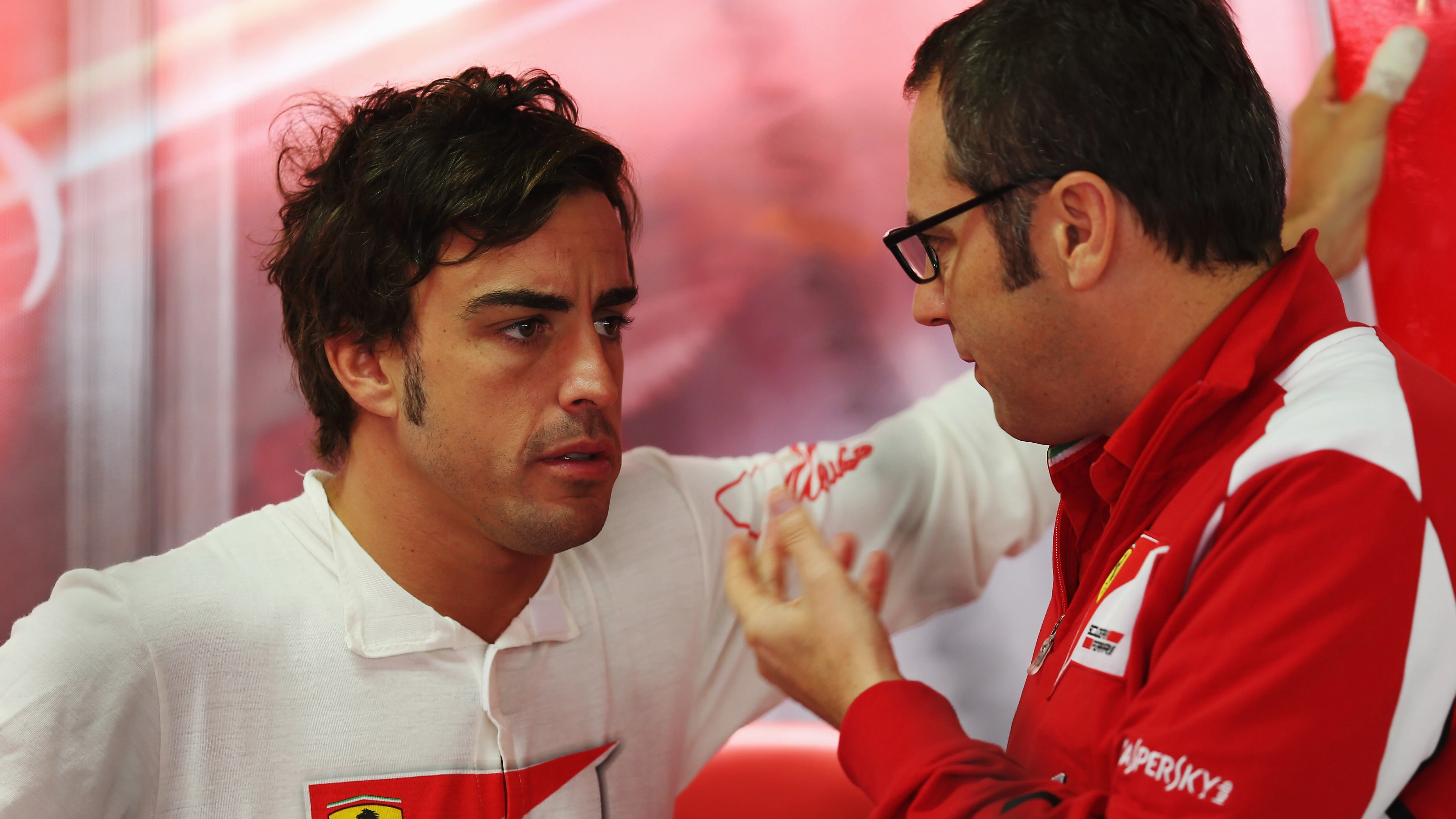 Fernando Alonso y Stefano Domenicali charlan en la época del asturiano en la escudería italiana