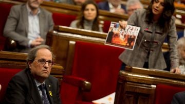 Inés Arrimadas, líder de Ciudadanos, muestra una foto de los CDR a Quim Torra, presidente de la Generalitat.
