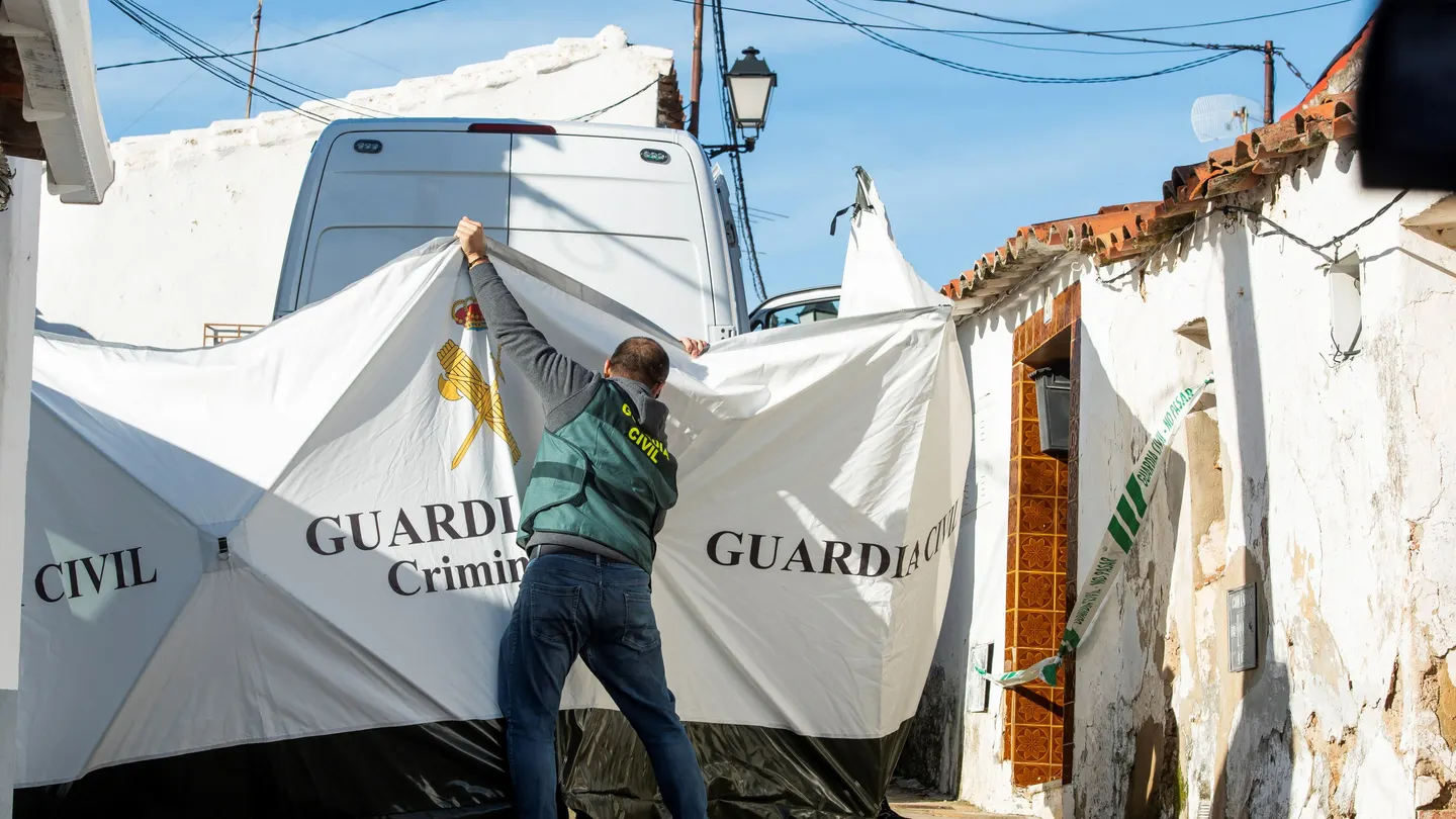 Agentes de la Guardia Civil en la casa de Bernardo Montoya Agentes de la Guardia Civil en la casa de Bernardo Montoya