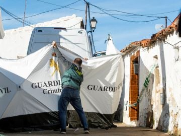 Agentes de la Guardia Civil en la casa de Bernardo Montoya Agentes de la Guardia Civil en la casa de Bernardo Montoya