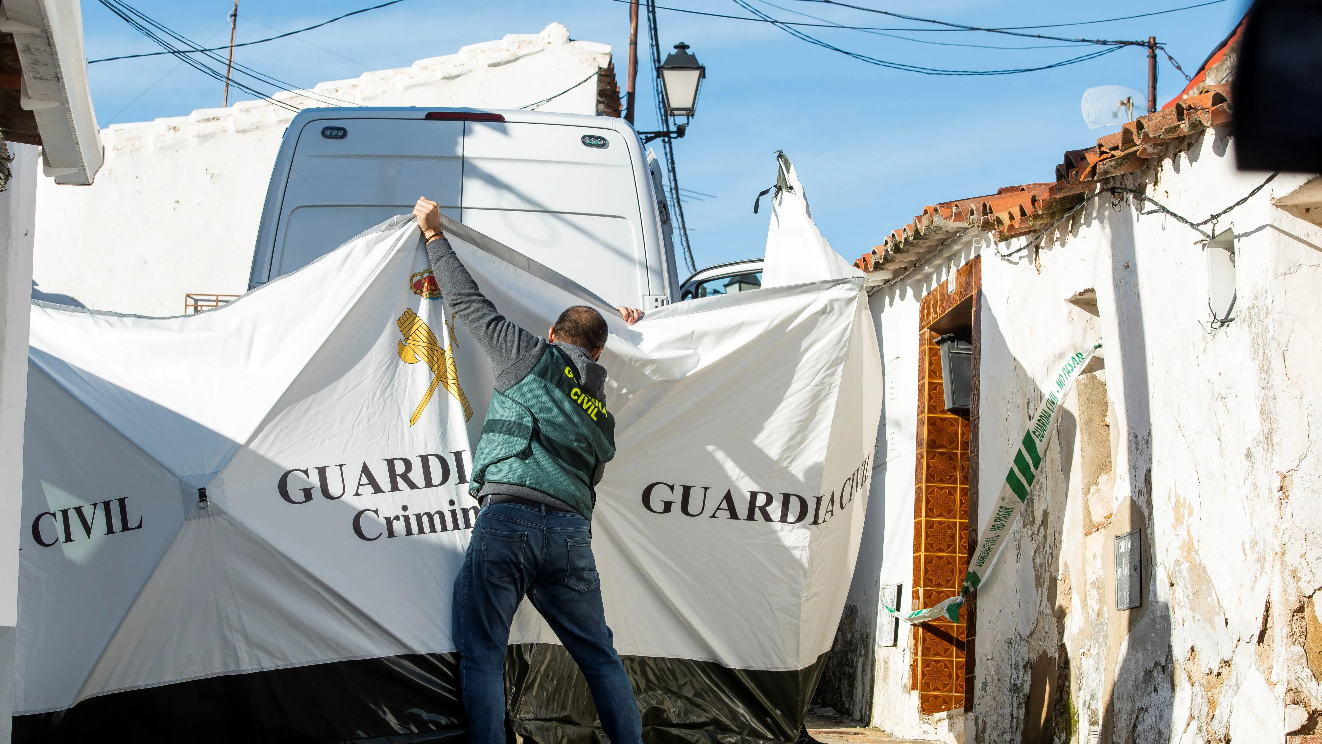 Agentes de la Guardia Civil en la casa de Bernardo Montoya