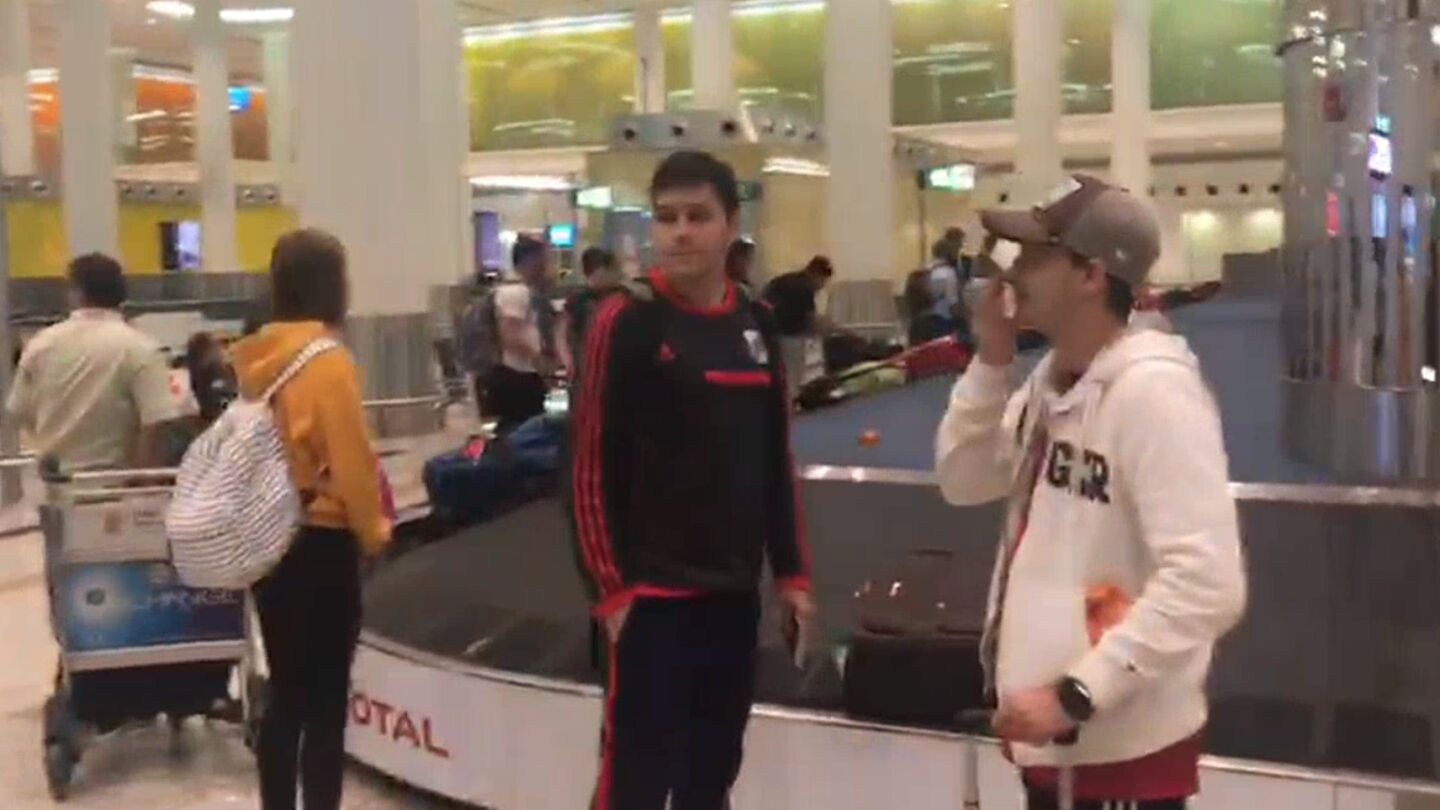 Hinchas de River en el aeropuerto