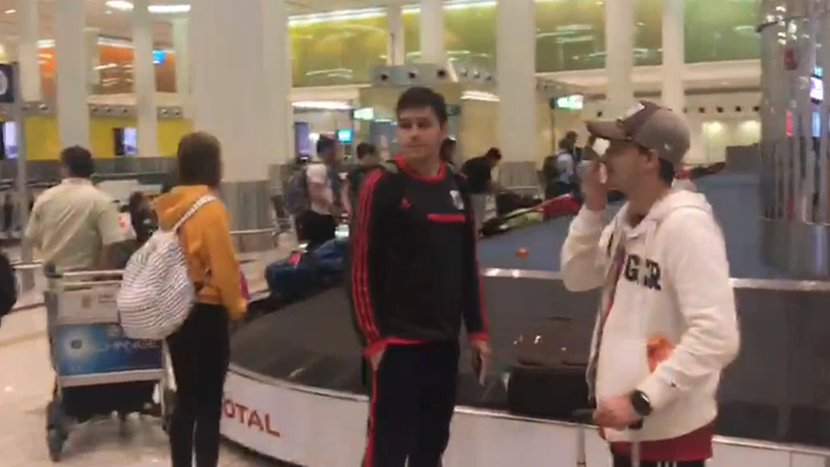 Hinchas de River en el aeropuerto