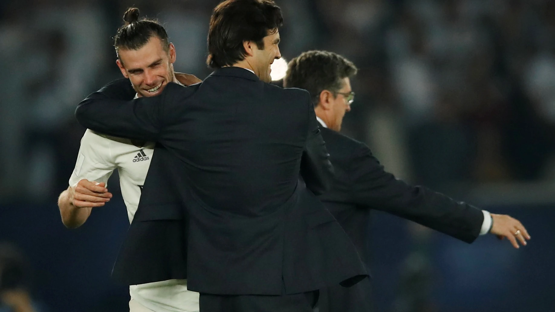 Solari felicita a Bale durante el partido contra el Kashima