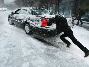 Coches en invierno en la nieve Coches en invierno en la nieve