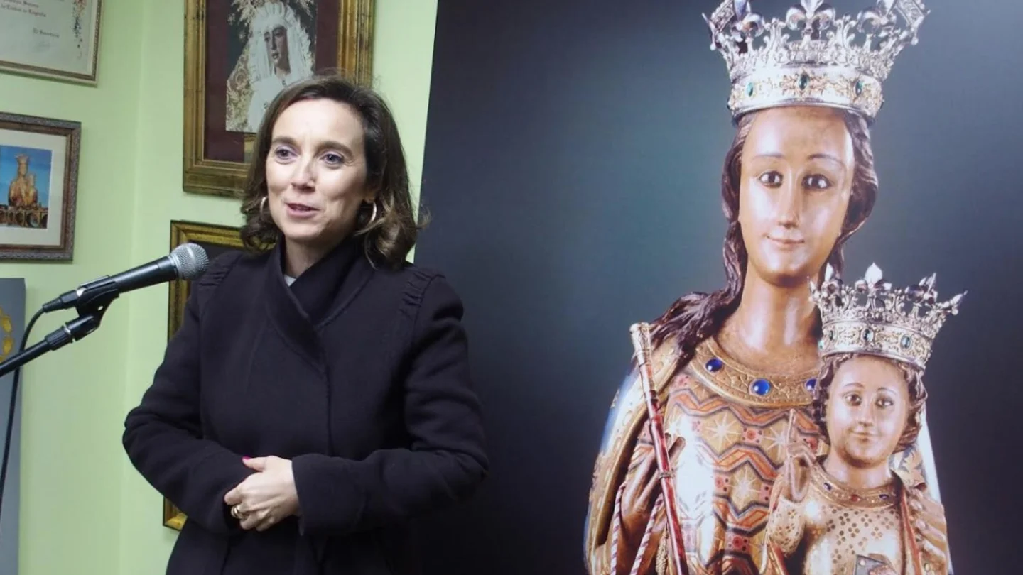 Cuca Esperanza junto a una imagen de la Virgen de la Esperanza. Cuca Esperanza junto a una imagen de la Virgen de la Esperanza.