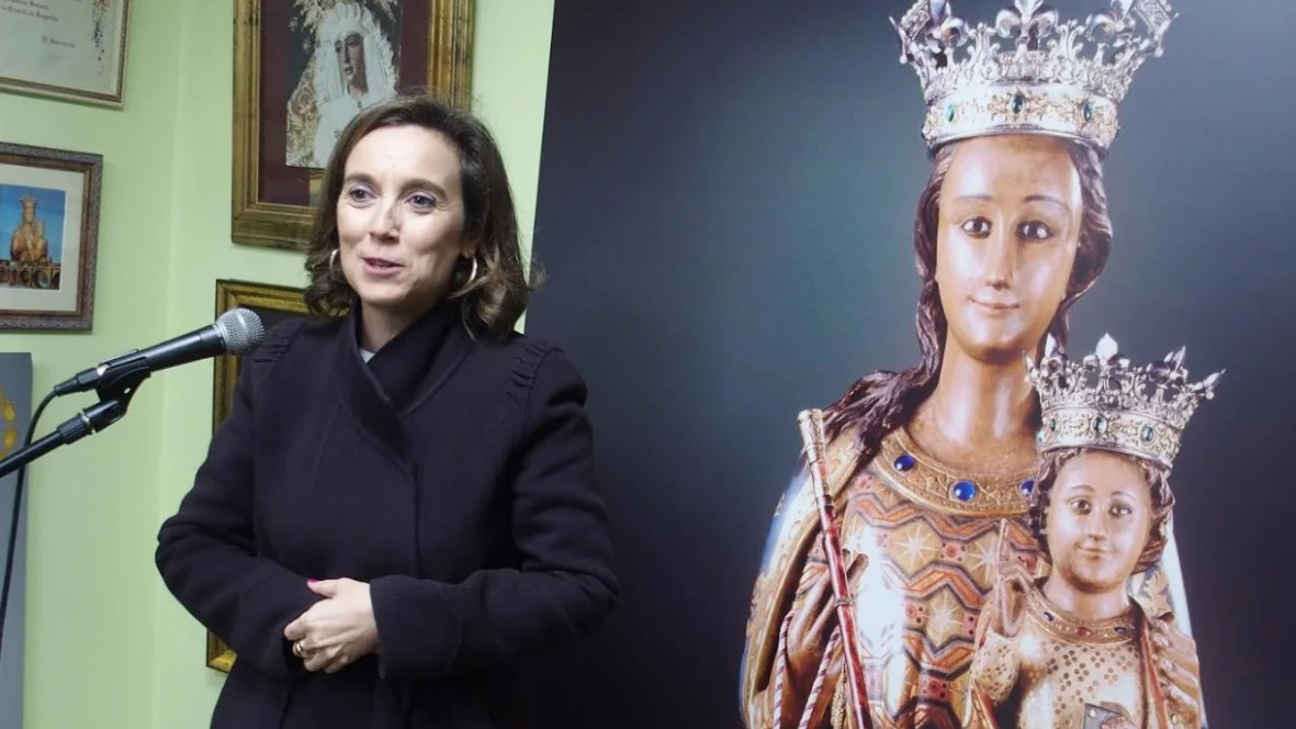 Cuca Esperanza junto a una imagen de la Virgen de la Esperanza.