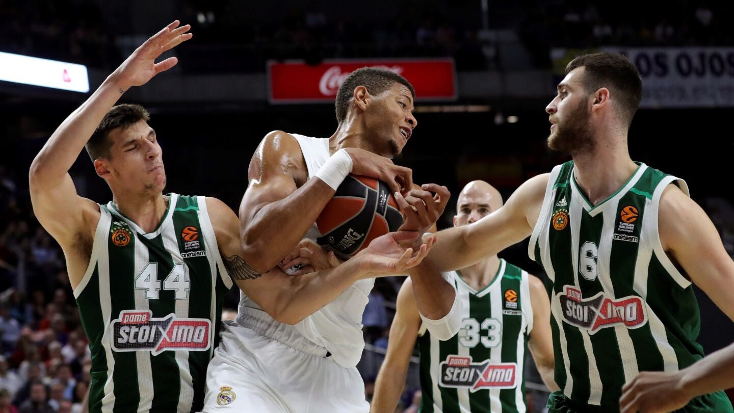 Tavares lucha por el bal&oacute;n ante los jugadores de Panathinaikos