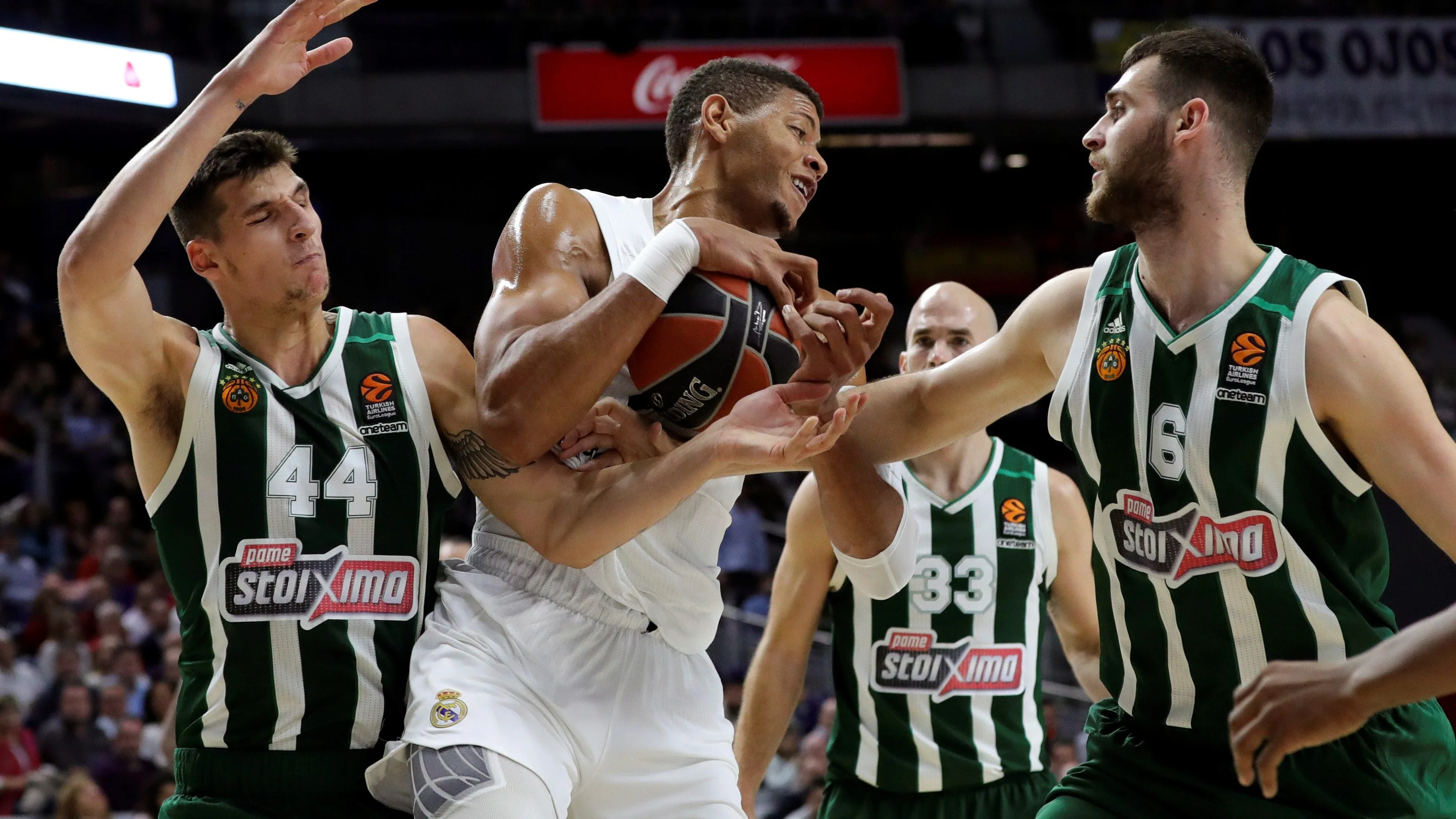 Tavares lucha por el balón ante los jugadores de Panathinaikos