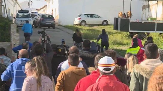Vecinos de El Campillo rompen el cordón policial ante la casa de Montoya Vecinos de El Campillo rompen el cordón policial ante la casa de Montoya