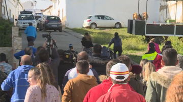 Vecinos de El Campillo rompen el cordón policial ante la casa de Montoya