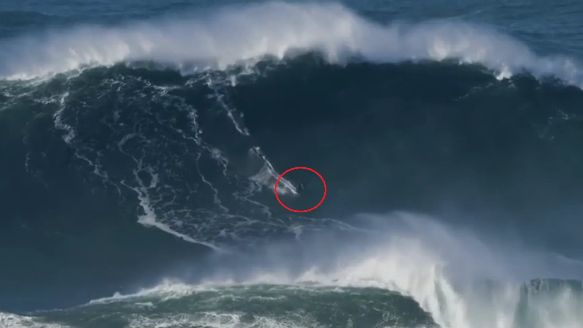 Tom Butler surfea una ola que podría haber llegado a los 30 metros