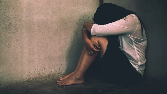 Chica llorando en una imagen de archivo Chica llorando en una imagen de archivo